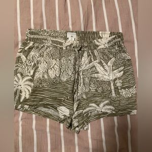 H&M x Desmond & Dempsey linen shorts